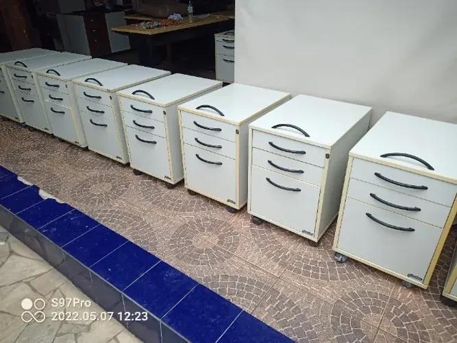Gaveteiros marca Giroflex, com gavetas em aço, puxadores e rodinhas