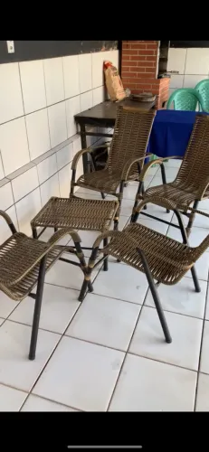 Vendo conjunto de mesa e cadeiras novo!