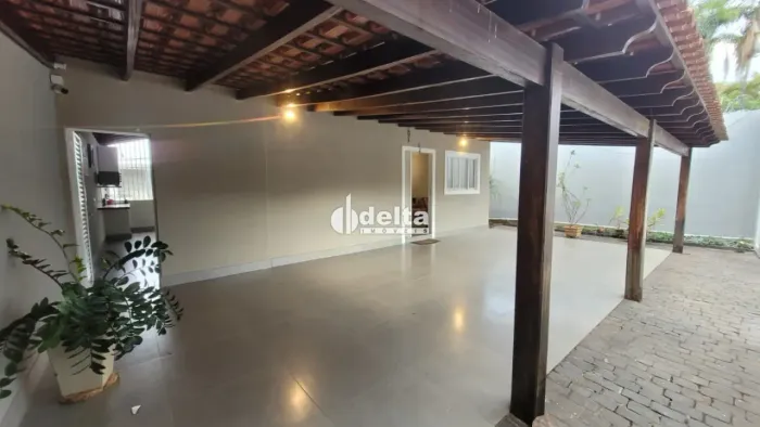 Casa mobiliada com 3 quartos sendo 1 suíte, disponível para locação no bairro Umuarama em 