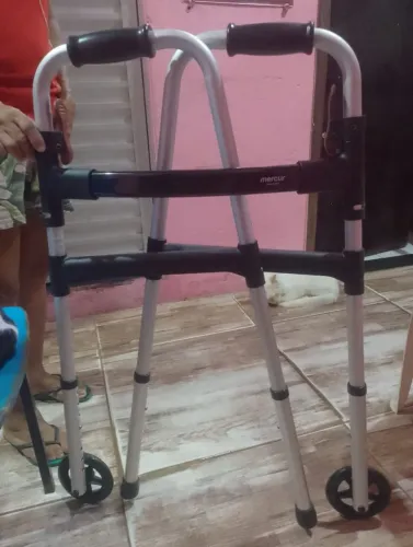 Vende-se esse Andador Em perfeito estado usado apenas em casa só usou  4 vezes