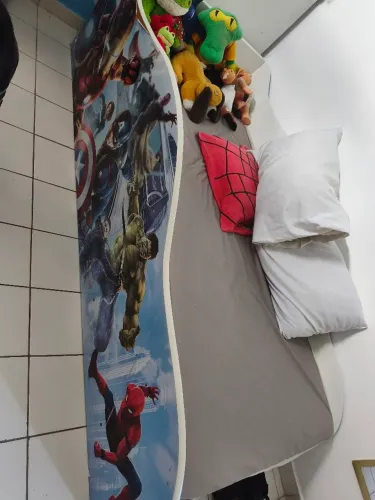 Cama infantil de heróis