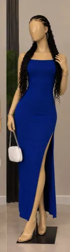 Vestido azul longo com fenda dos lados