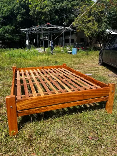 Cama de casal sem a cabeceira 