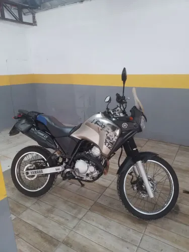 Vendo moto Ténéré 250 moto com garantia de moto fito com garantia com detalhes na carena