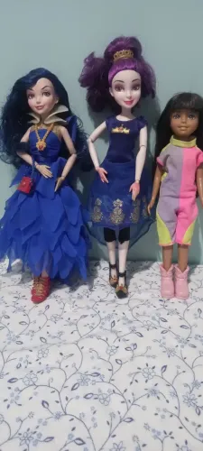 Kit bonecas descendentes e barbie