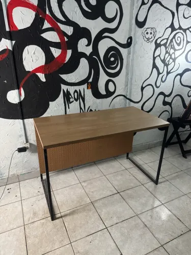 Mesa Escrivaninha Estilo Industrial - Tampo Amadeirado e Estrutura de Metal