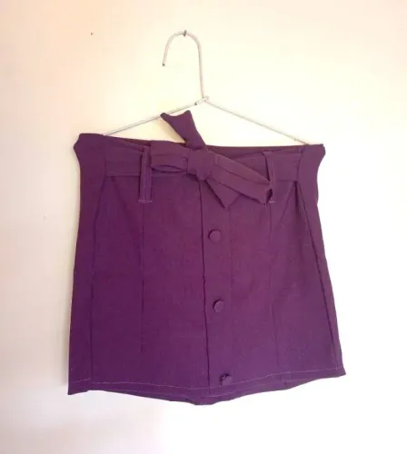 Short saia roxo com amarração e botões