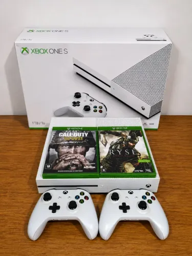 Xbox One S 1Tb com 2 Controles e 2 Jogos