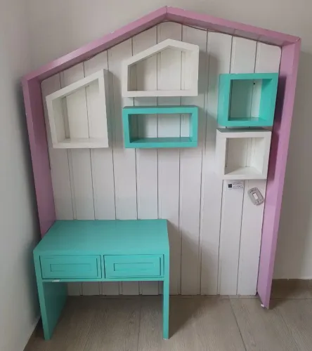 Casinha de Madeira Maciça com a Cômoda