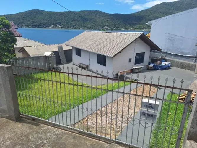 Vende -se casa em Palhoça/Sc,localizada em terreno de esquina.