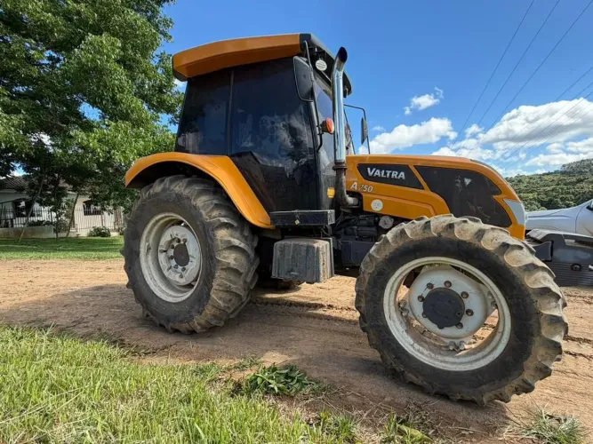 TRATOR VALTRA