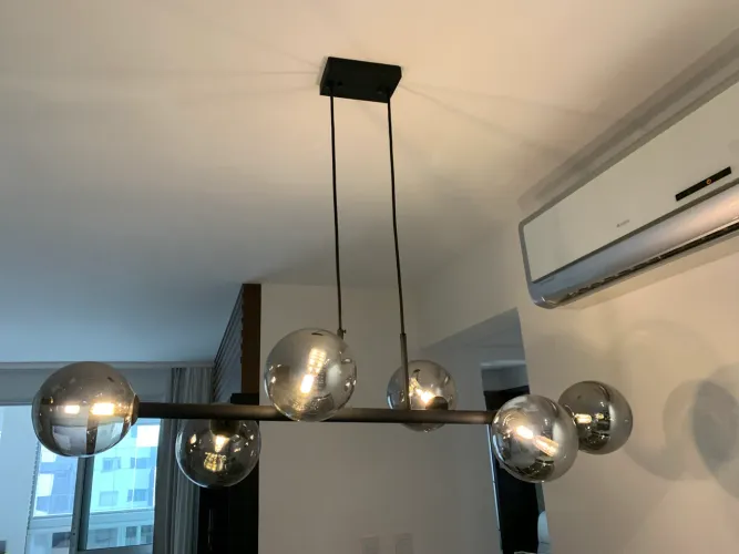 Pendente de 6 globos de vidro espelhado.