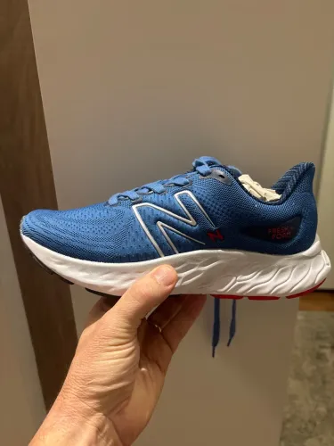 Tênis NB