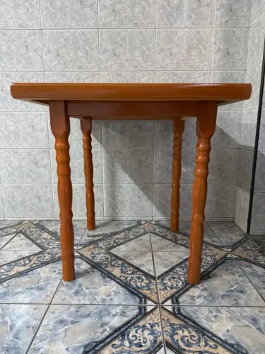 Mesa quadrada madeira maciça com pés entalhados