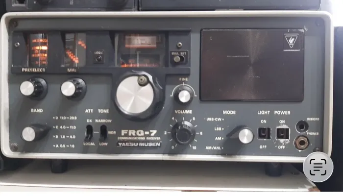 Rádio receptor YAESU FRG-7
