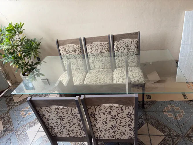 Mesa de vidro, 6 lugares, acompanha 5 cadeiras