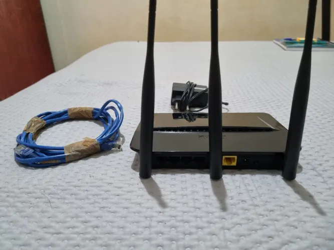 Roteador + fonte + cabo de rede