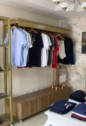 Expositor para loja de roupas com gaveteiro