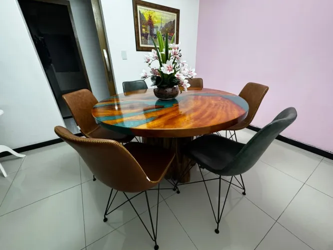 MESA RESINADA EM MADEIRA MACIÇA 