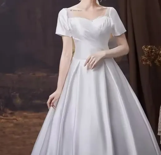 Vestido de noiva Novo sem uso P.M.e G Acetinado Branco Brilhante. 