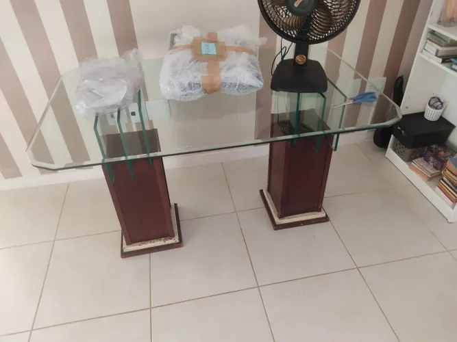 Mesa com tampo de vidro