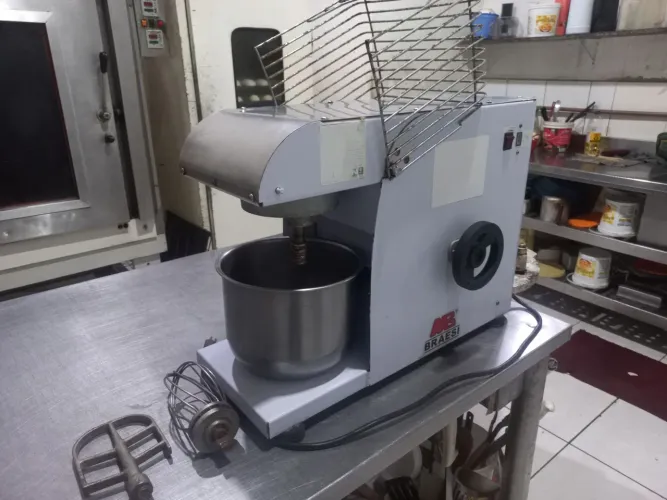 Vendo batedeira planetária 12 litros vol 110-220 braesi