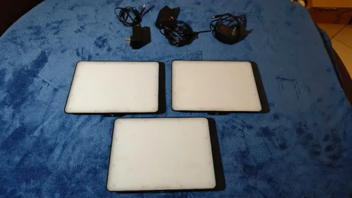 kit de iluminação contínua composto por 3 painéis de LED Viltrox VL-200T