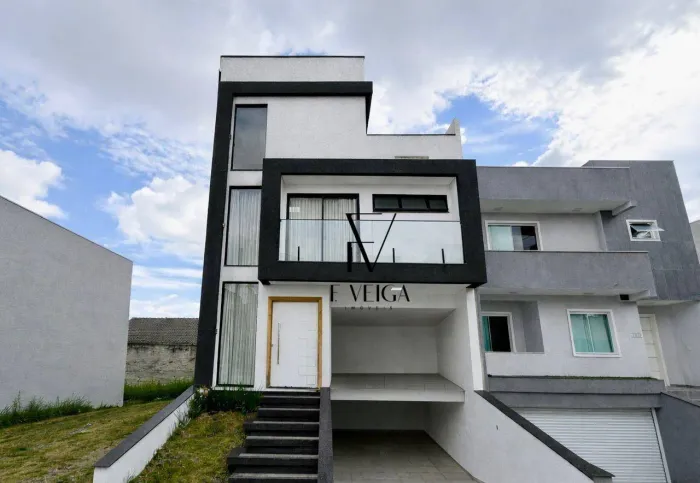TRIPLEX MODERNO COM 4 QUARTOS, 1 SUÍTE COM CLOSET, 4 VAGAS DE GARAGEM, NO PINHEIRINHO R$1.