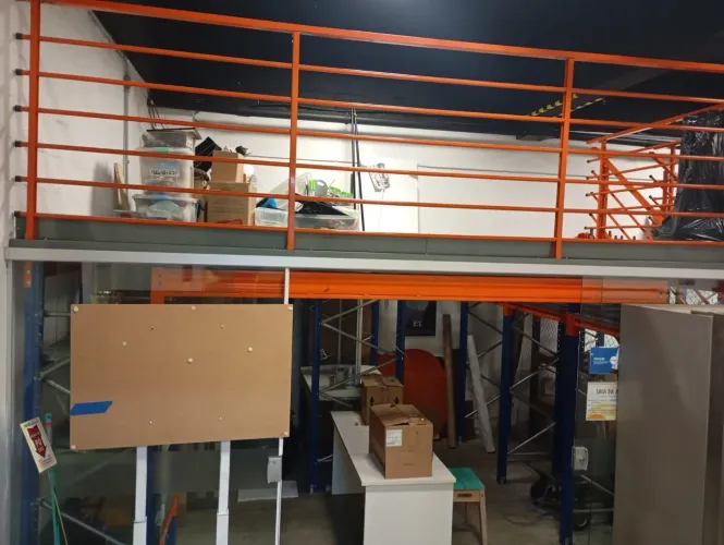 Mezanino metalico industrial em bom estado.