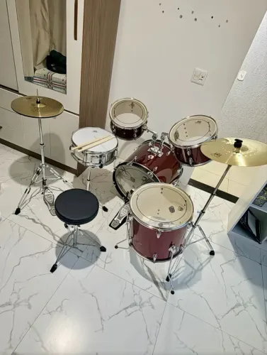 Bateria acústica completa Konig Bumbo 20 + Pratos e Banco