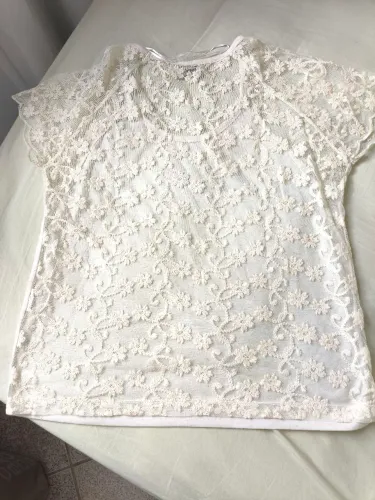 Blusa com renda nas costas e manga