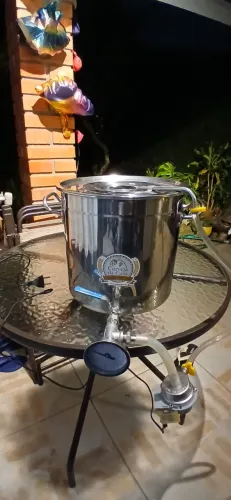 Cerveja Artesanal: caldeirão "cerveja da casa" completo.