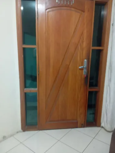 Porta com bandeira lateral (visor)
