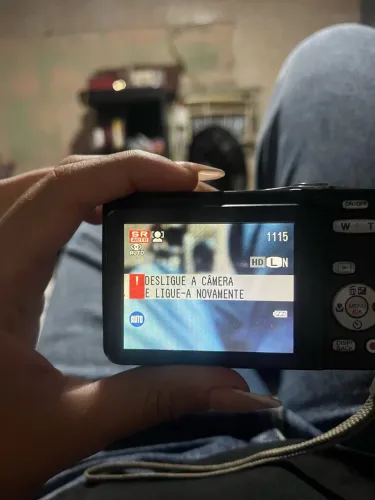 Câmera Digital Fujifilm 14MP com Zoom 5x - Para Conserto ou Peças