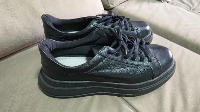 Tênis casual de couro preto da Laroche Toquio