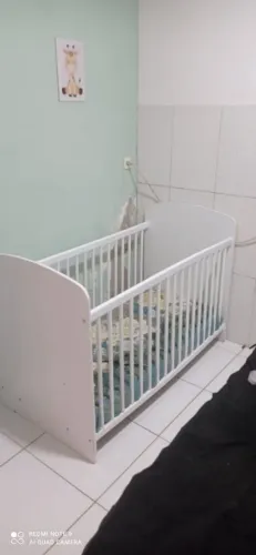 Berço 3 em 1 de níveis vira cama tbm