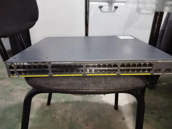 Switch Cisco Catalyst 2960-X com 48 portas Gigabit Ethernet.