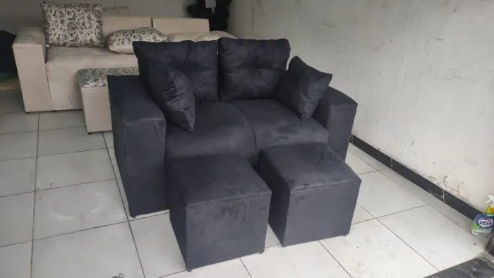 Mega promoção sofá dois lugares mais puffs novos e completos, várias cores disponíveis