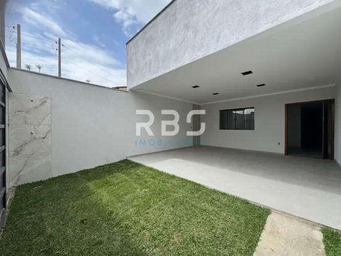 Casa linear com 3 quartos, 1 suíte, 2 vagas 3 Quartos com Suíte e Closet Jardim