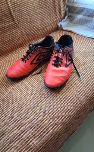 Chuteira Umbro Game Society Coral e Preta