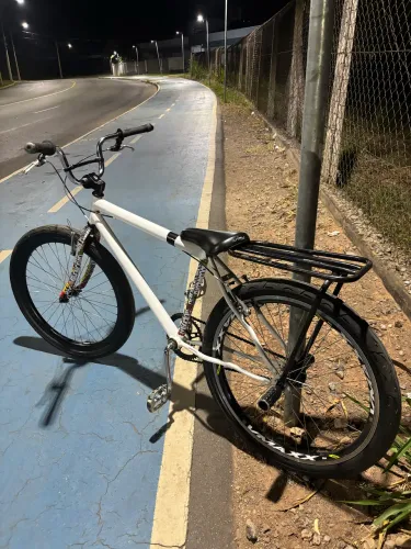 Bicicleta branca montadinha aro 26