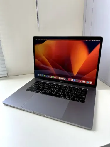 MacBook Pro i9 32gb ram 512 ssd 15.4"