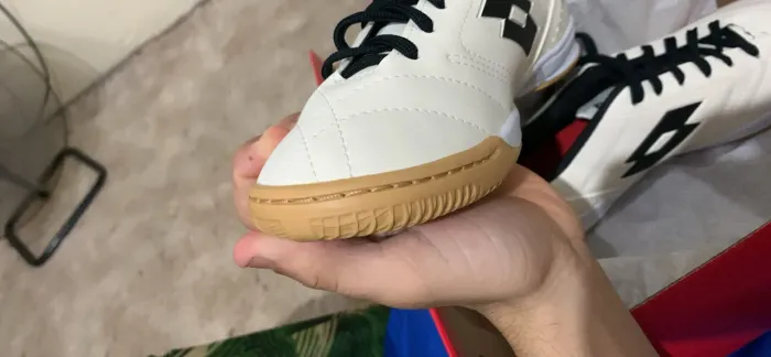 Vendo chuteira stadio Classic, tamanho 39 forma meio pequena 