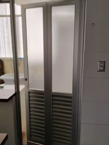 Porta dobrável de alumínio com vidro
