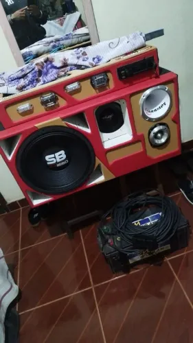 Vendo som automotivo, comprei tudo novo nunca foi aberto nada, não tem nem seis meses.