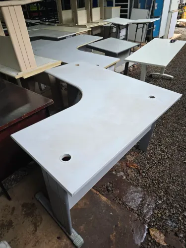 Mesa em L com mancha no tampo estação de trabalho reforçada  grande