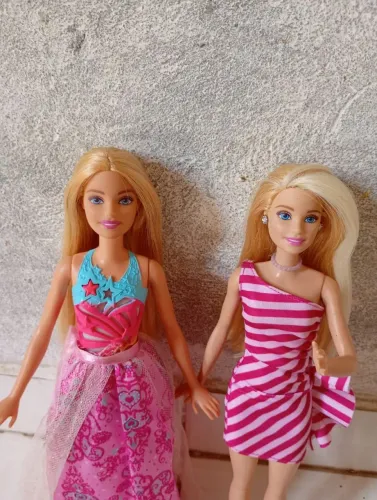 Duas lindas Barbies uma canta só trocar a pilha ótimo estado de conservação.