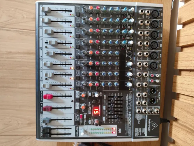 Mesa de Som Behringer / Troco Apenas por teclado do meu interesse