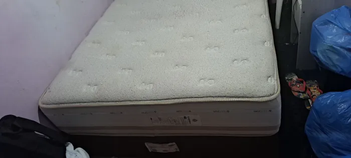 vendo cama maxspring 1,88mx1,34m, vendo urgentemente, aceito propostas, tenho a 3 meses!