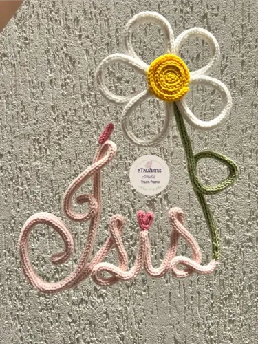 Enfeite de Porta maternidade menina Nome com desenho simples personalizado em tricotin